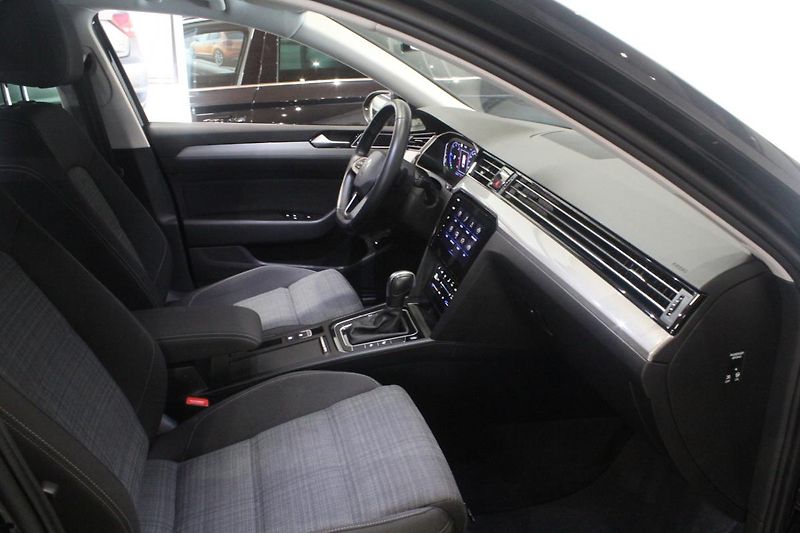 Volkswagen Passat (2021) 2.0TDI DSG Matrix display  - fotka 22 z 31