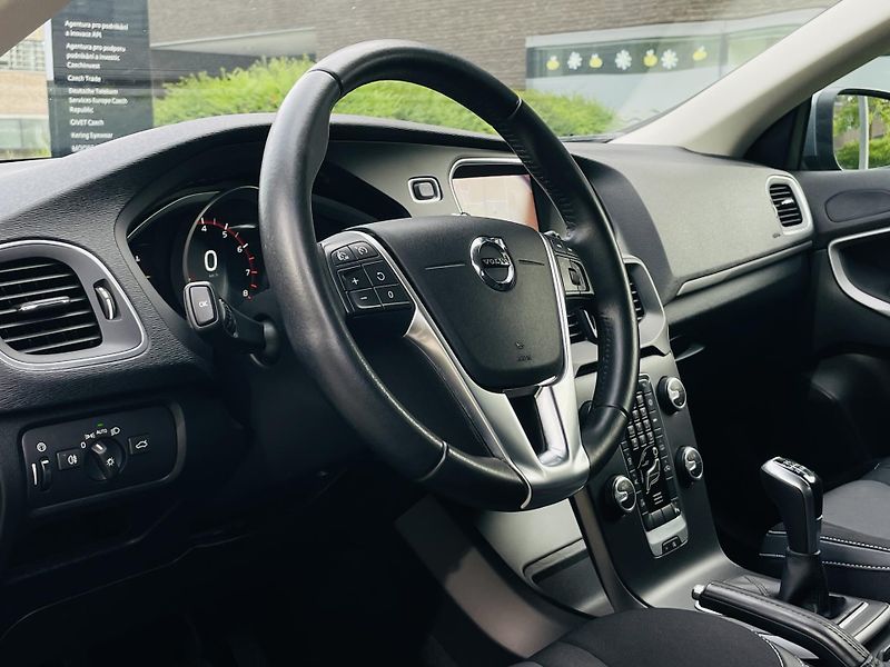 Volvo V40 2.0i MANUÁL KAMERA SERVISKA - fotka 25 z 45