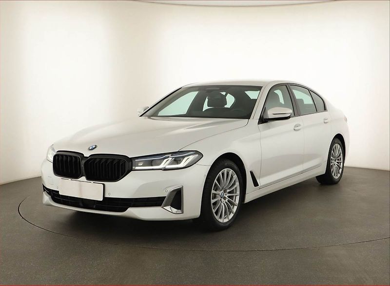 BMW Řada 5 (2020) 520d xDrive - fotka 2 z 31