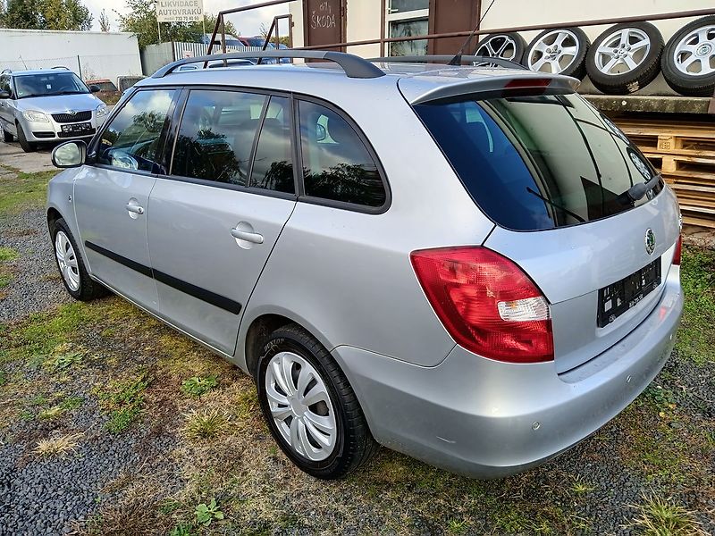 Škoda Fabia 1.6 Combi Ambiente - fotka 3 z 33