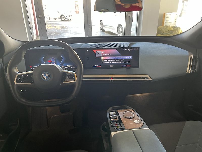 BMW iX (2022) XDrive 40 - fotka 11 z 30