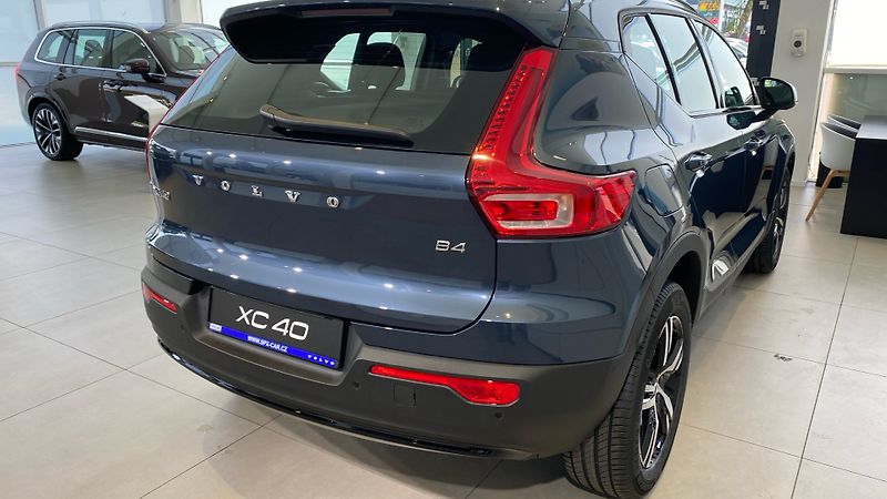 Volvo XC40 (2026) PLUS DARK, B4 FWD, 145+10 kW / - fotka 4 z 14