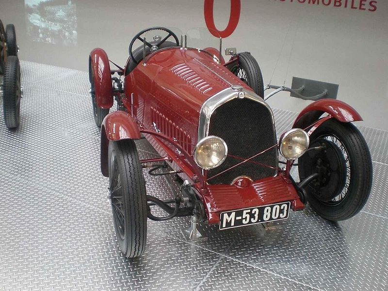 Před 100 lety se v továrně Wikov rozhodli pro zahájení výroby automobilů. Na snímku je renovovaný Wikov 35 Kapka, první československý aerodynamický automobil.