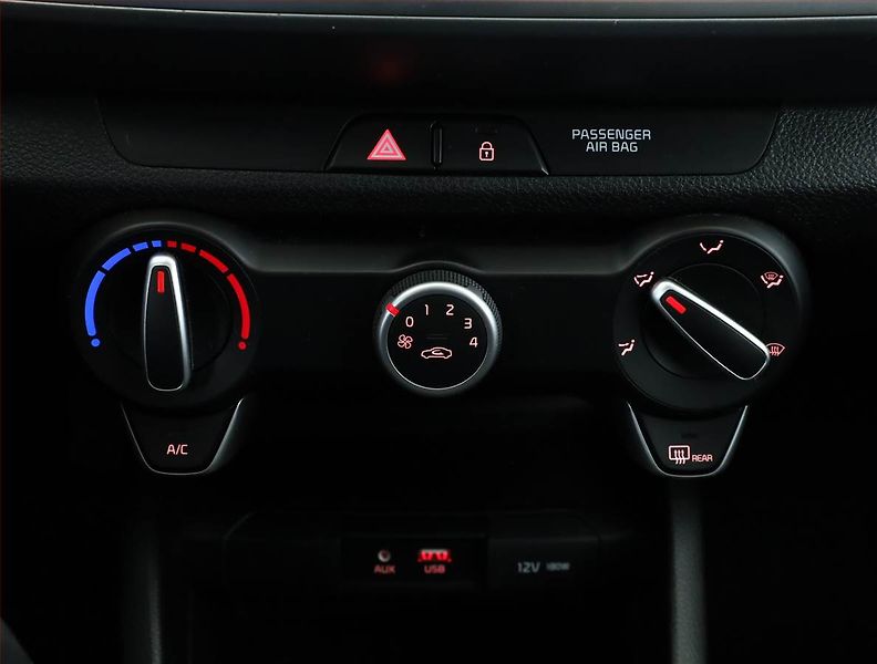 Kia Stonic (2018) 1.25 CVVT, Serv.kniha, Navi - fotka 11 z 17