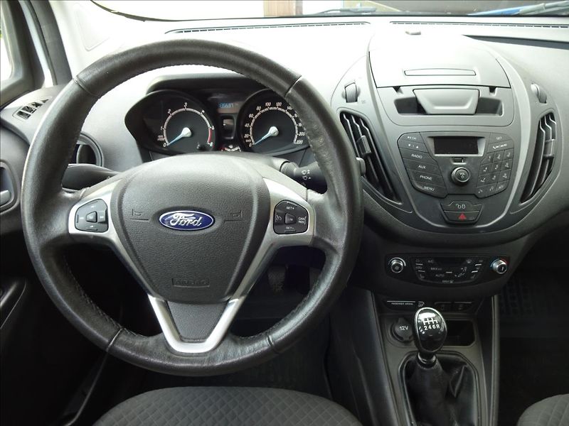 Ford Tourneo Courier 1.5 TDCI - fotka 29 z 44