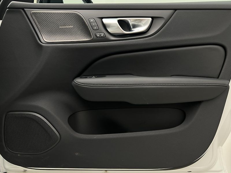 Volvo V60 B4 DARK PLUS AUT - fotka 46 z 46