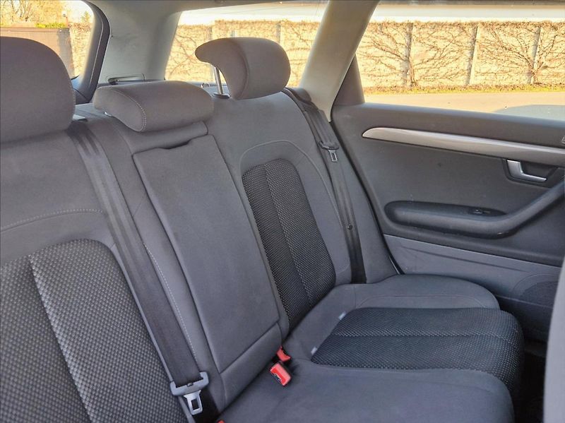 Seat Exeo 2,0 TDI Hezký stav - fotka 12 z 24
