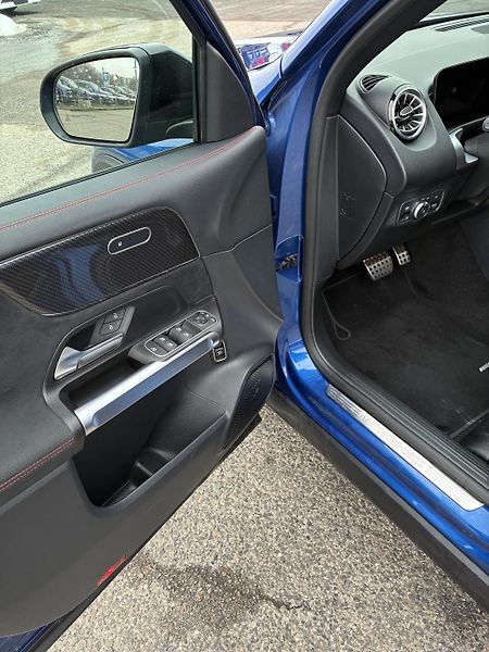 Mercedes-Benz GLB (2024) 200d 4MATIC - fotka 13 z 14