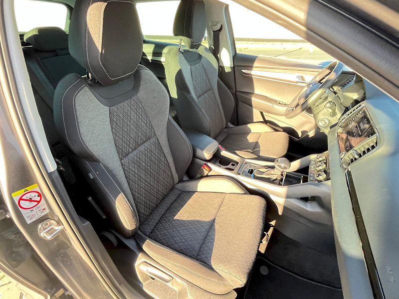 Škoda Karoq (2025) Top Selection 1,5TSI 110kW 7.s - fotka 13 z 33
