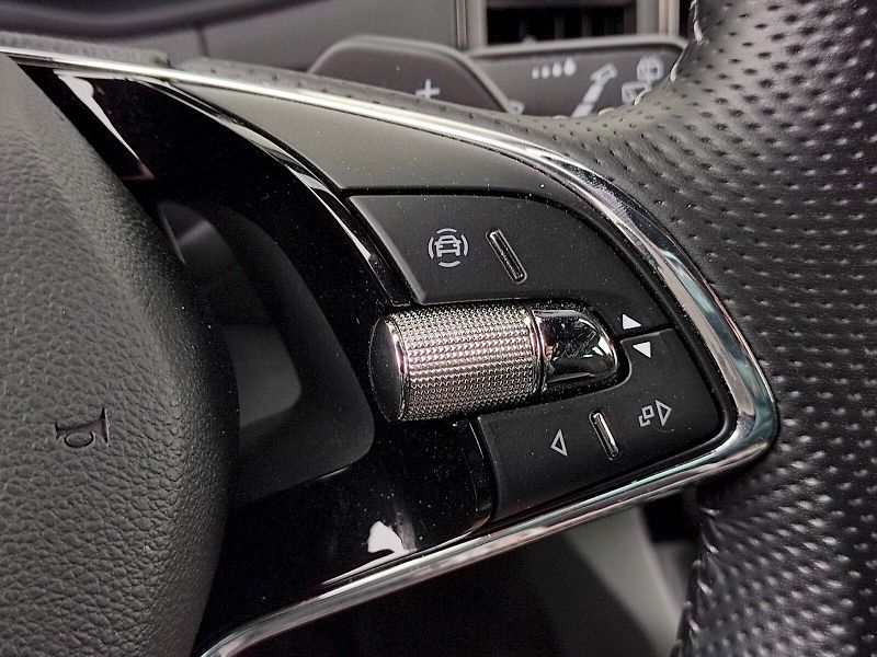 Škoda Karoq (2023) SportLine Plus 1,5 Tsi 110 Kw - fotka 29 z 35