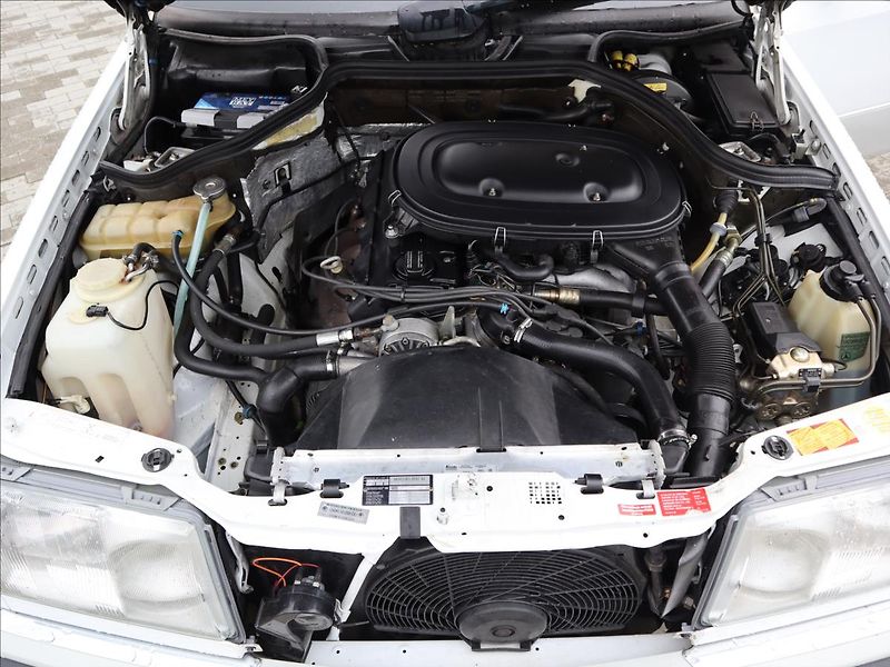Mercedes-Benz 200 2,0 124 E Coupe SportLine - fotka 14 z 26