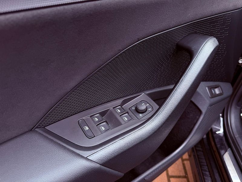 Škoda Octavia 2.0 TDi RS DSG Challenge Plus - fotka 14 z 33