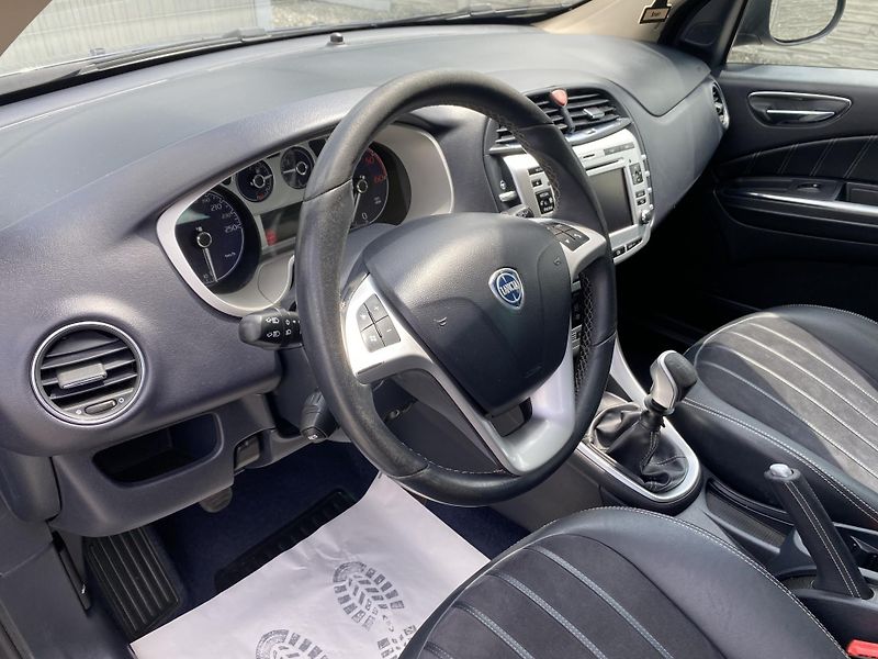 Lancia Delta 2.0JTD 165PS SPORT NAVI SERVIS - fotka 89 z 169