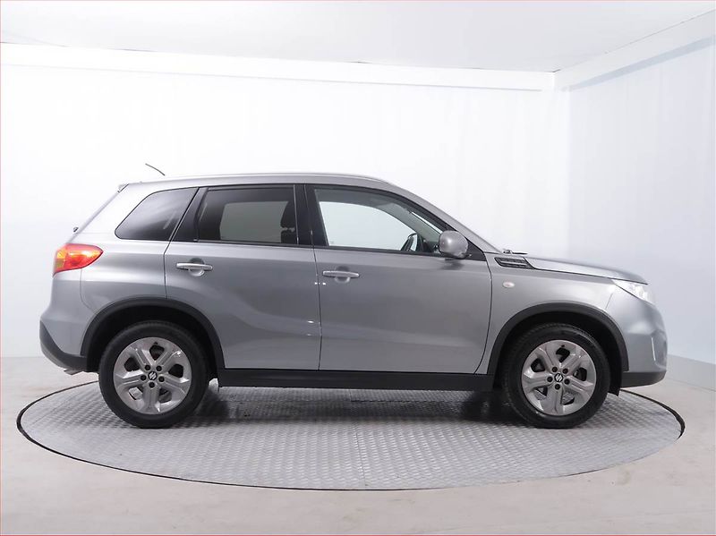 Suzuki Vitara (2018) Premium 1.6 VVT, ČR,1.maj - fotka 6 z 21