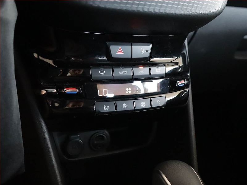 Peugeot 2008 (2017) 1.2 PureTech, Automat, Navi - fotka 13 z 14