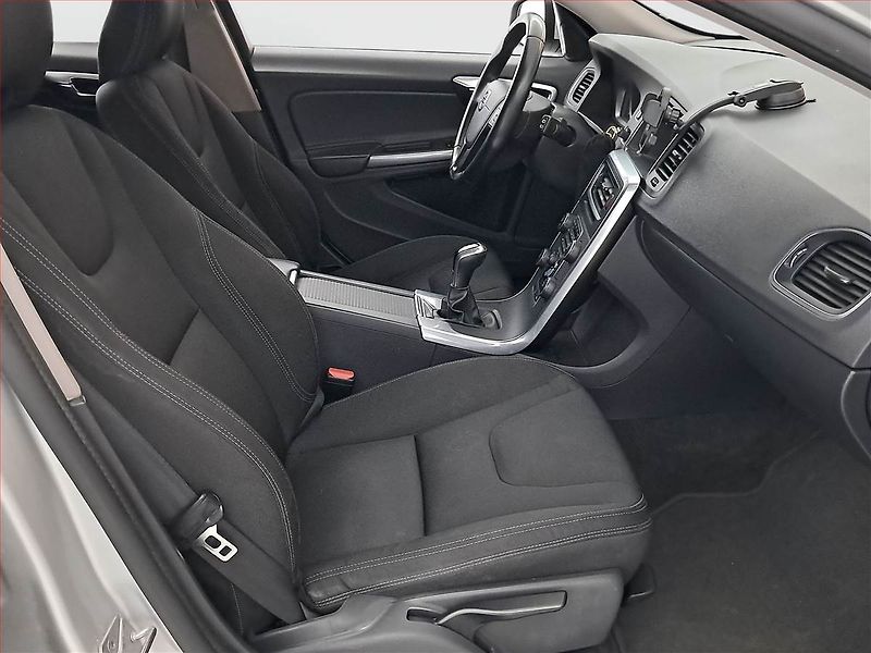Volvo V60 (2017) D3 2.0, Navi, Tempomat - fotka 9 z 18