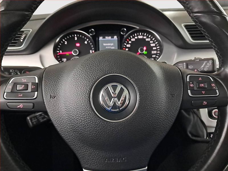 Volkswagen Passat (2013) 2.0 TDI, Automat, Navi, Xenony - fotka 21 z 23