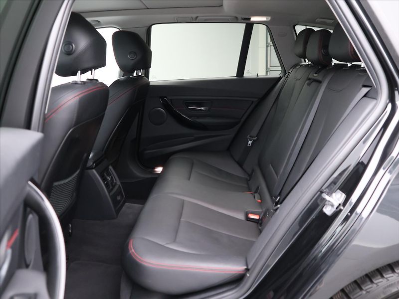 BMW Řada 3 3,0 330d 210kW Aut. xDrive - fotka 15 z 36