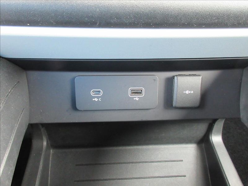 Land Rover Defender 2,0 D200 110,1.Maj, ČR, DPH - fotka 27 z 44