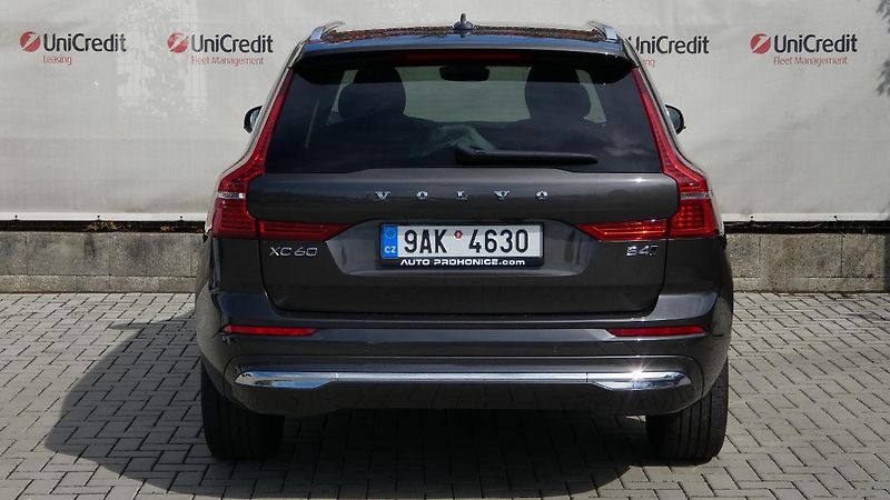 Volvo XC60 B4 AWD Plus Bright Auto - fotka 4 z 23