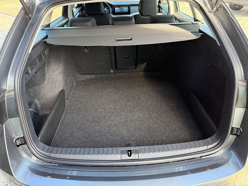 Škoda Octavia Selection  2,0TDI 85kW Matrix - fotka 14 z 17