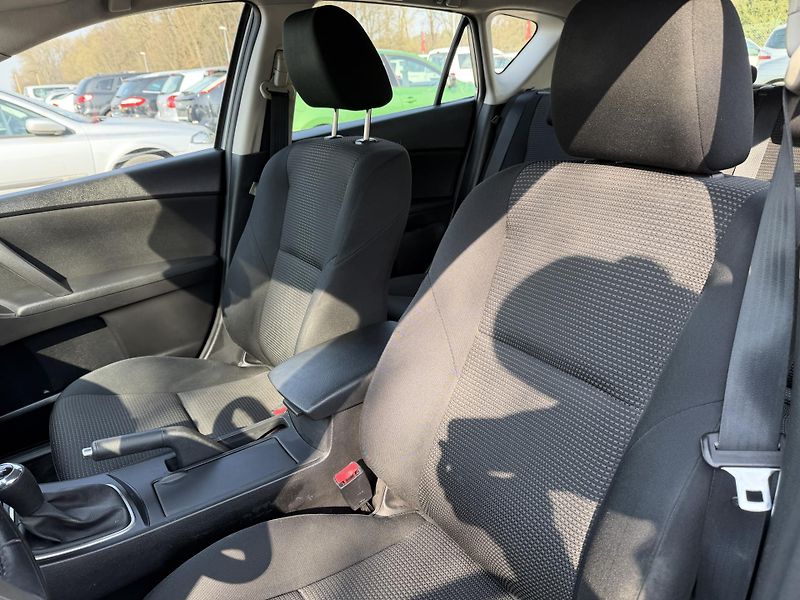 Mazda 3 2.2 D - fotka 14 z 19