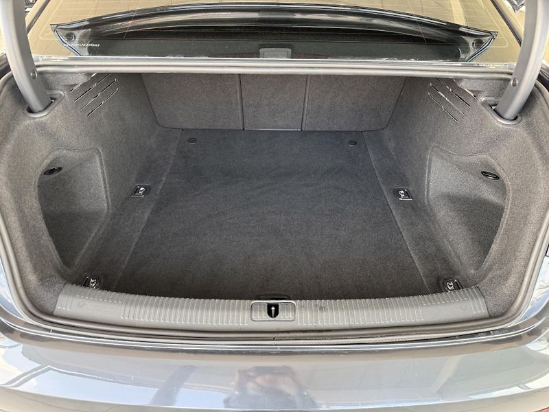 Audi A4 2,0TDI*MatrixLED*Navigace*PDC - fotka 32 z 34