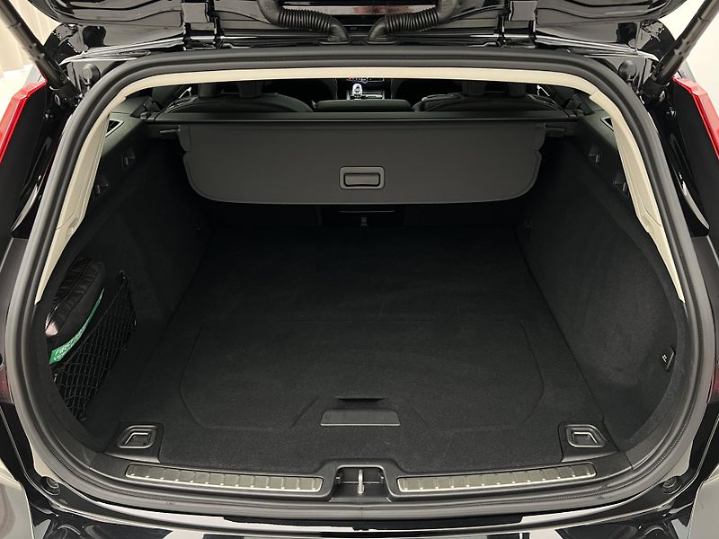 Volvo V60 B4 PLUS DARK PANORAMA - fotka 5 z 49