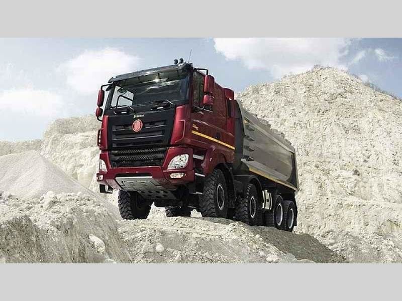 Tatra Force 8x8 – vozidlo pro přepravu potrubí.