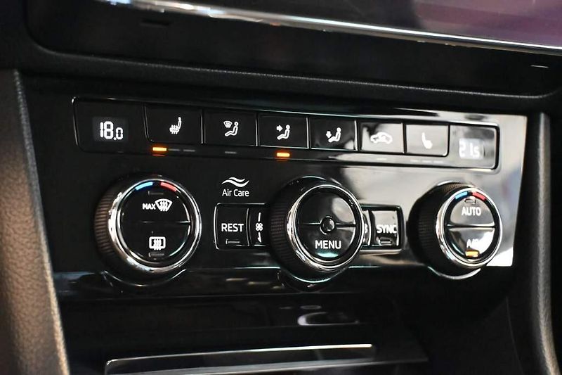 Škoda Superb (2022) 2.0 DSG LED ACC Virtual Tažné - fotka 22 z 35