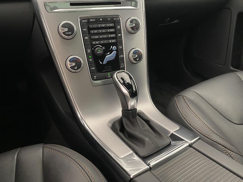 Volvo XC60 D4 AWD SUMMUM AUT  - fotka 26 z 42