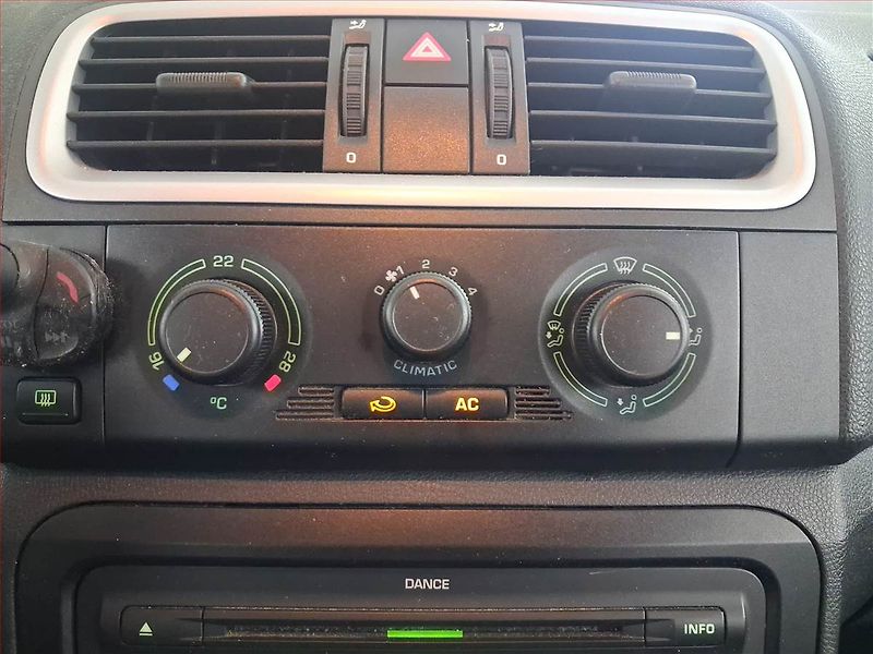 Škoda Roomster (2008) Style 1.4 16V - fotka 13 z 16
