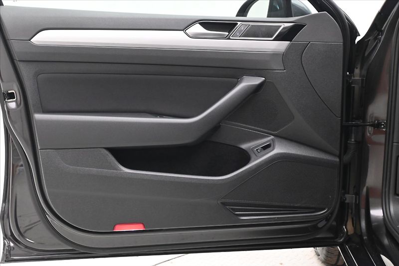 Volkswagen Passat 2,0 TDI 110kW DSG Business Zár - fotka 25 z 32