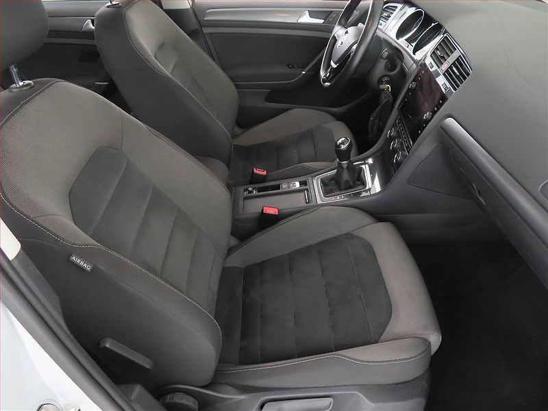 Volkswagen Golf (2018) Comfortline 1.0 TSI - fotka 9 z 15