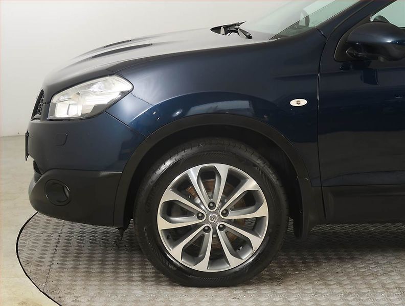 Nissan Qashqai (2012) 1.6 dCi, 4X4, 7 míst, Navi - fotka 15 z 24