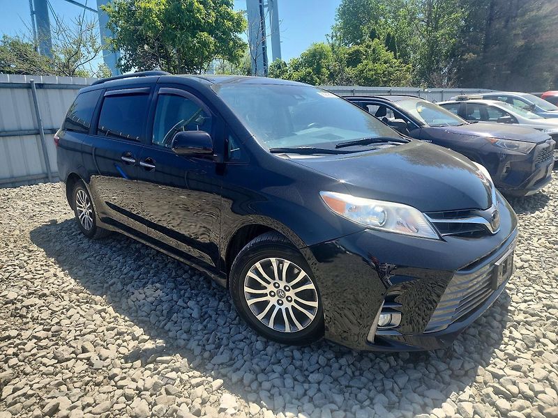 Toyota Sienna (2019) XLE 8-PASSENGER - fotka 2 z 12