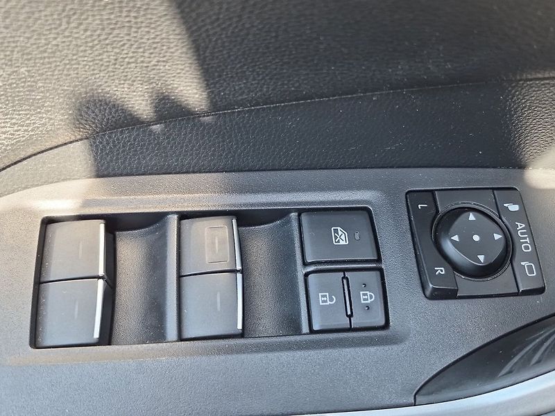 Toyota RAV4 Executive 2,5 Hybrid e-CVT 4WD - fotka 22 z 30