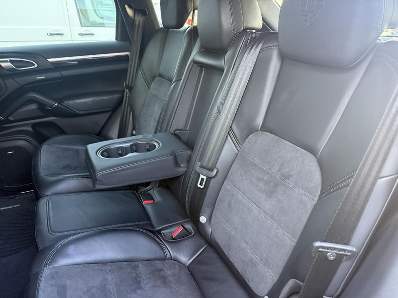 Porsche Cayenne 3.0 D Platinum Edition - fotka 32 z 42