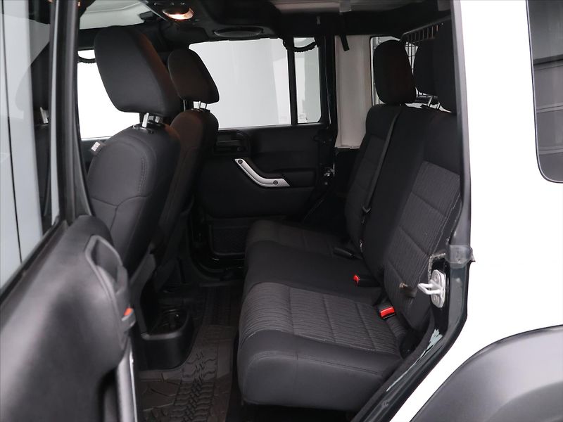 Jeep Wrangler 2,8 CRD 147 kW Unlimited Sport - fotka 14 z 33