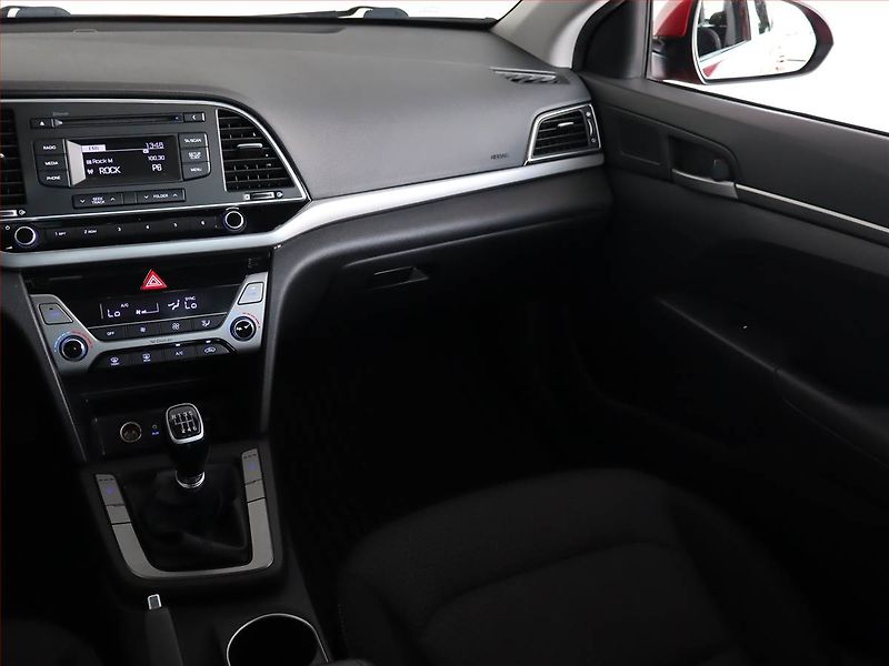 Hyundai Elantra (2017) 1.6 CVVT, Serv.kniha, Tempomat - fotka 8 z 19