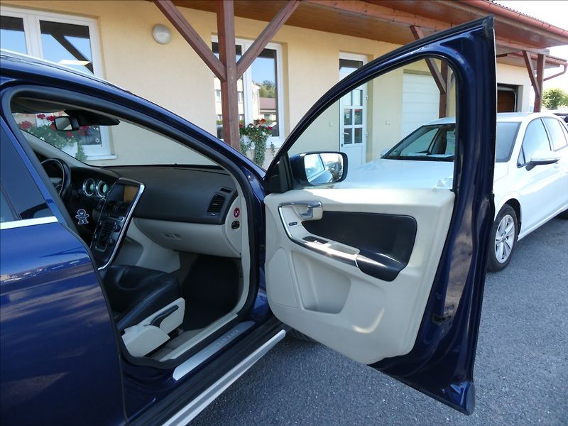 Volvo XC60 2,4 D5 Ocean Race AWD 158kW - fotka 24 z 51