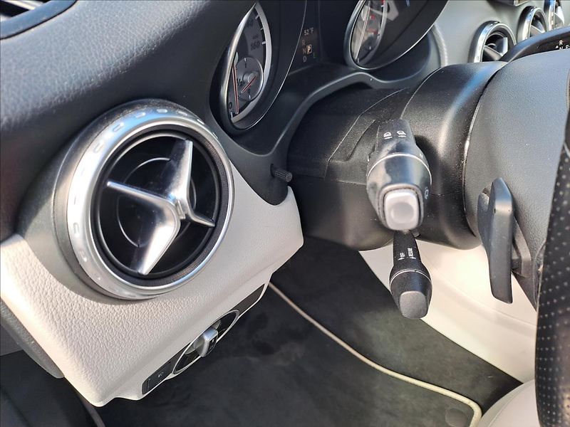 Mercedes-Benz GLA 250 4MATIC AUTOMAT - fotka 16 z 17