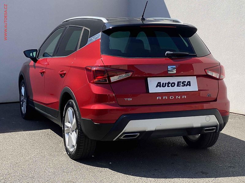 Seat Arona (2019) 1.0 TGi, FR, LED, kamera - fotka 6 z 17