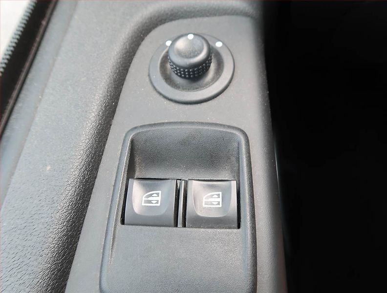 Opel Vivaro (2015) 1.6 CDTI, Bus, 9Míst, ČR - fotka 16 z 17