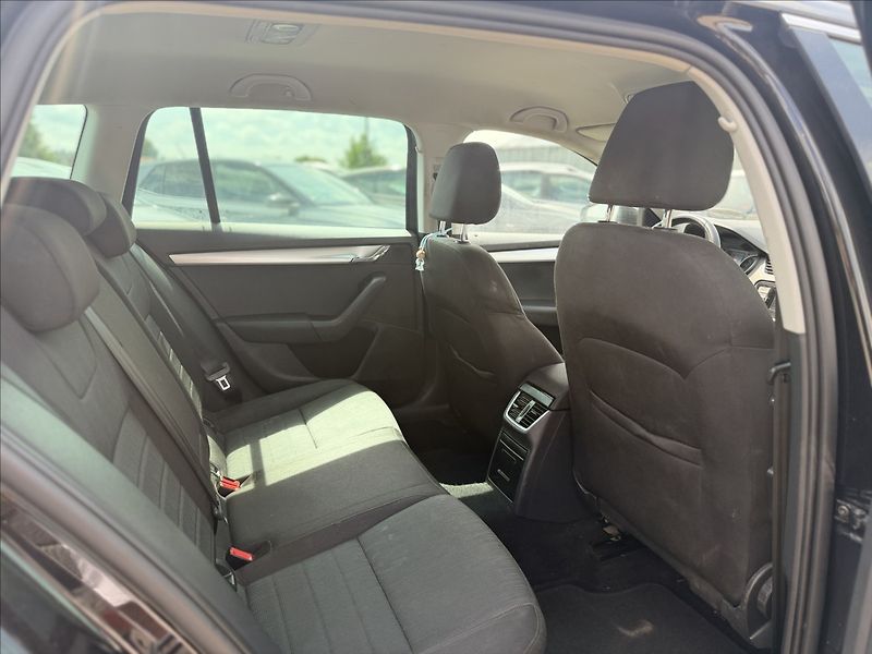 Škoda Octavia 2,0 TDI 4X4 TAŽNÉ 2T - fotka 21 z 24