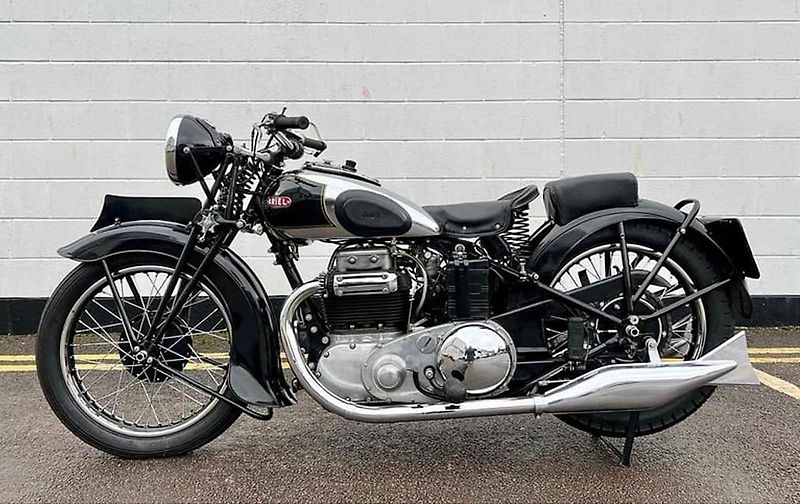 Motocykl Ariel Square Four je považován za Aston Martin mezi jednostopými vozidly. Na snímku je stroj z roku 1953.