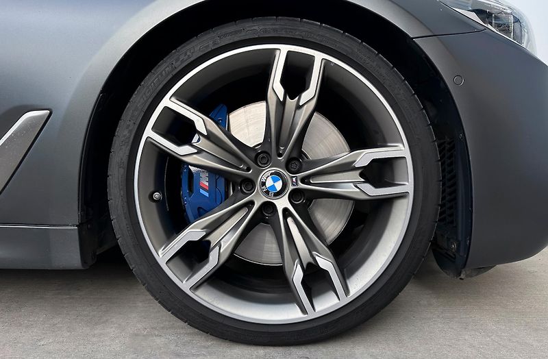 BMW Řada 5 M550i xDrive - fotka 26 z 26