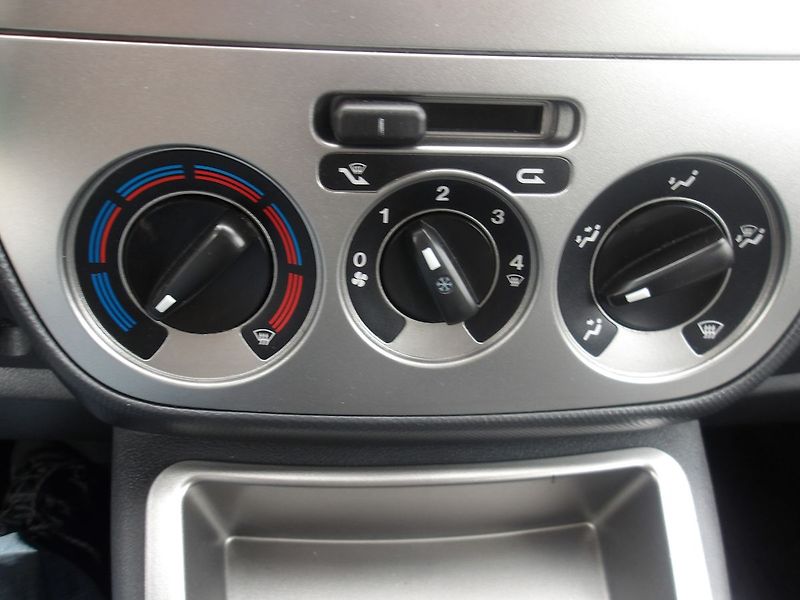Fiat Qubo 1,4i ČR 1.MAJITELKA !!! - fotka 25 z 28