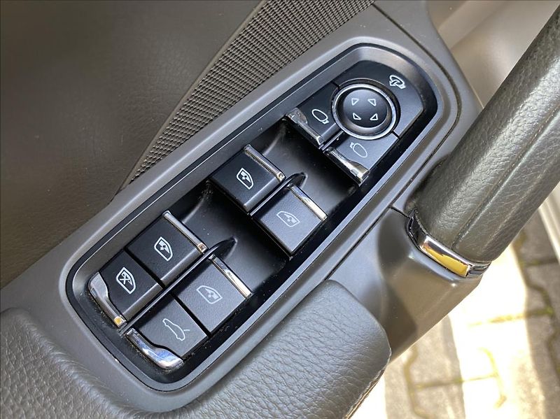 Porsche Cayenne 3,0 D  PLATINUM EDITION SPORT - fotka 39 z 44