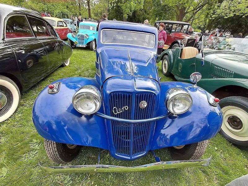 Habrovany cestovaly časem. Park zaplnily historické automobily i motorky.